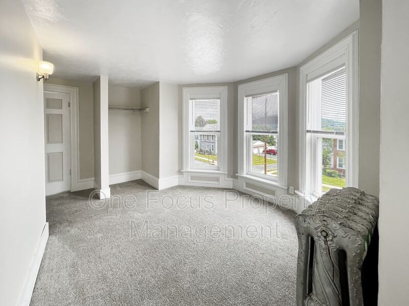 4BR/1BA - $1250/month property image